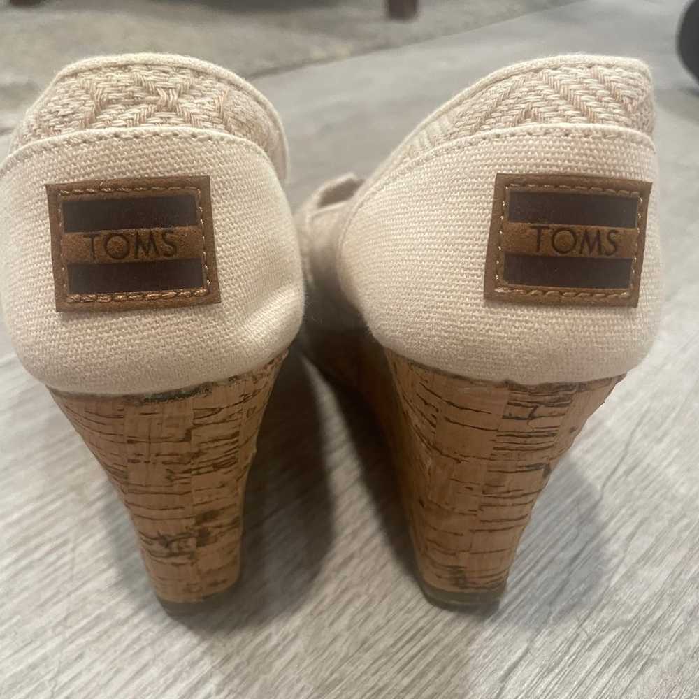 Women’s NWOB Wedge Toms canvas/tan size 8 - image 5