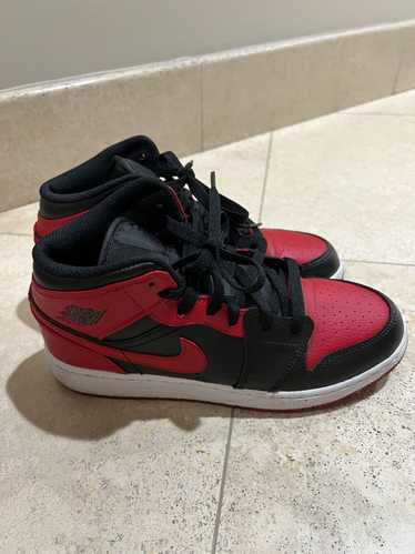 Nike Air Jordan 1 Mid Bred