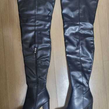 Thigh-high boots in black.