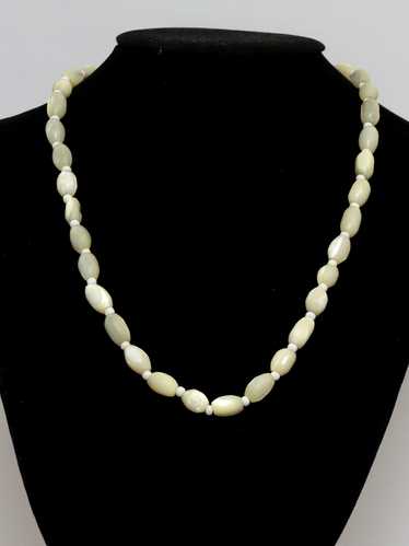 1960's No Mark Womens Mother of Pearl Necklace