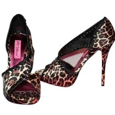 Betsey Johnson Walter Satin Leopard Print Pumps S… - image 1