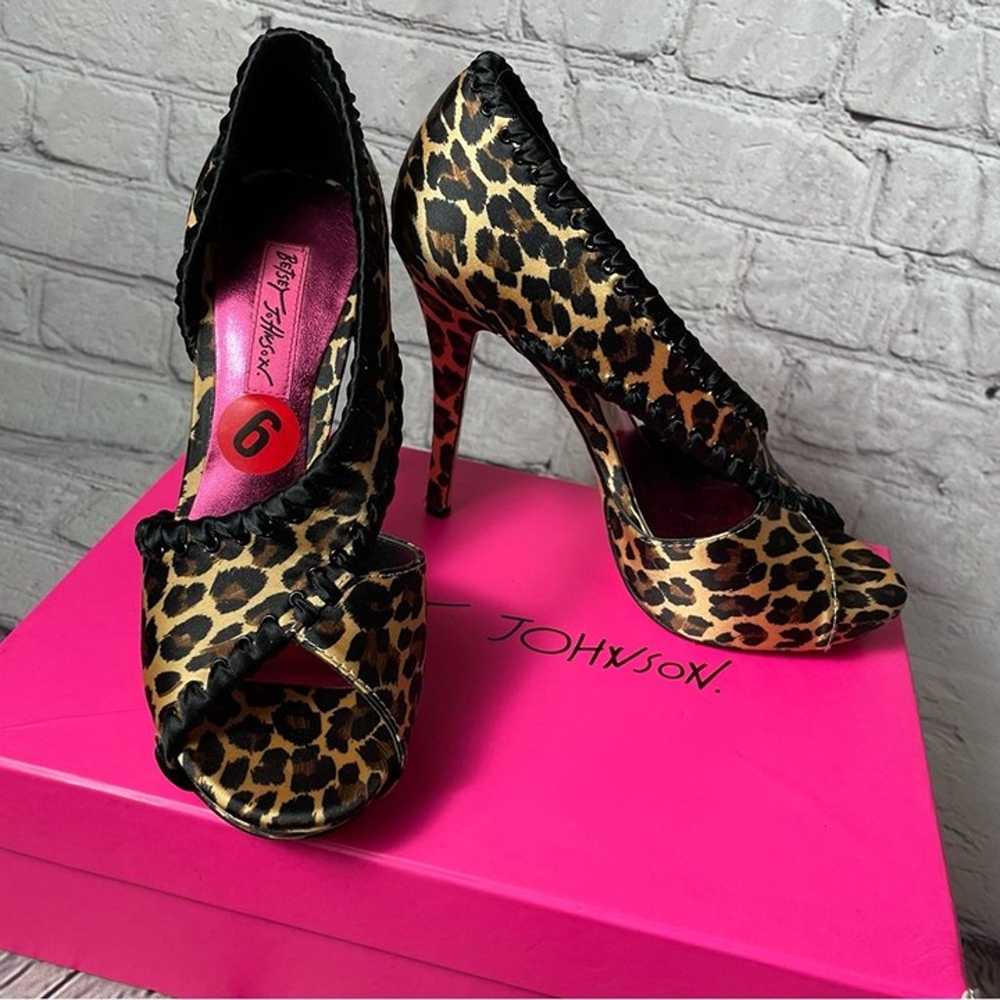 Betsey Johnson Walter Satin Leopard Print Pumps S… - image 7