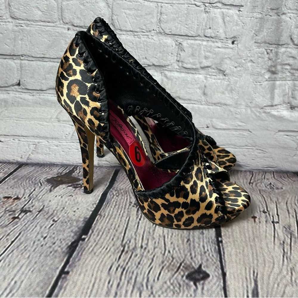 Betsey Johnson Walter Satin Leopard Print Pumps S… - image 9