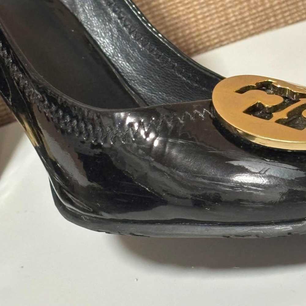 Tory Burch enamel pumps with a 9cm heel. - image 11