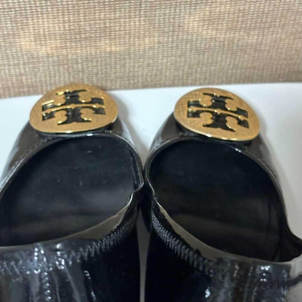 Tory Burch enamel pumps with a 9cm heel. - image 12