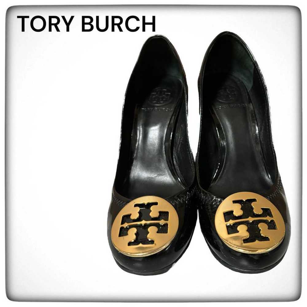 Tory Burch enamel pumps with a 9cm heel. - image 1