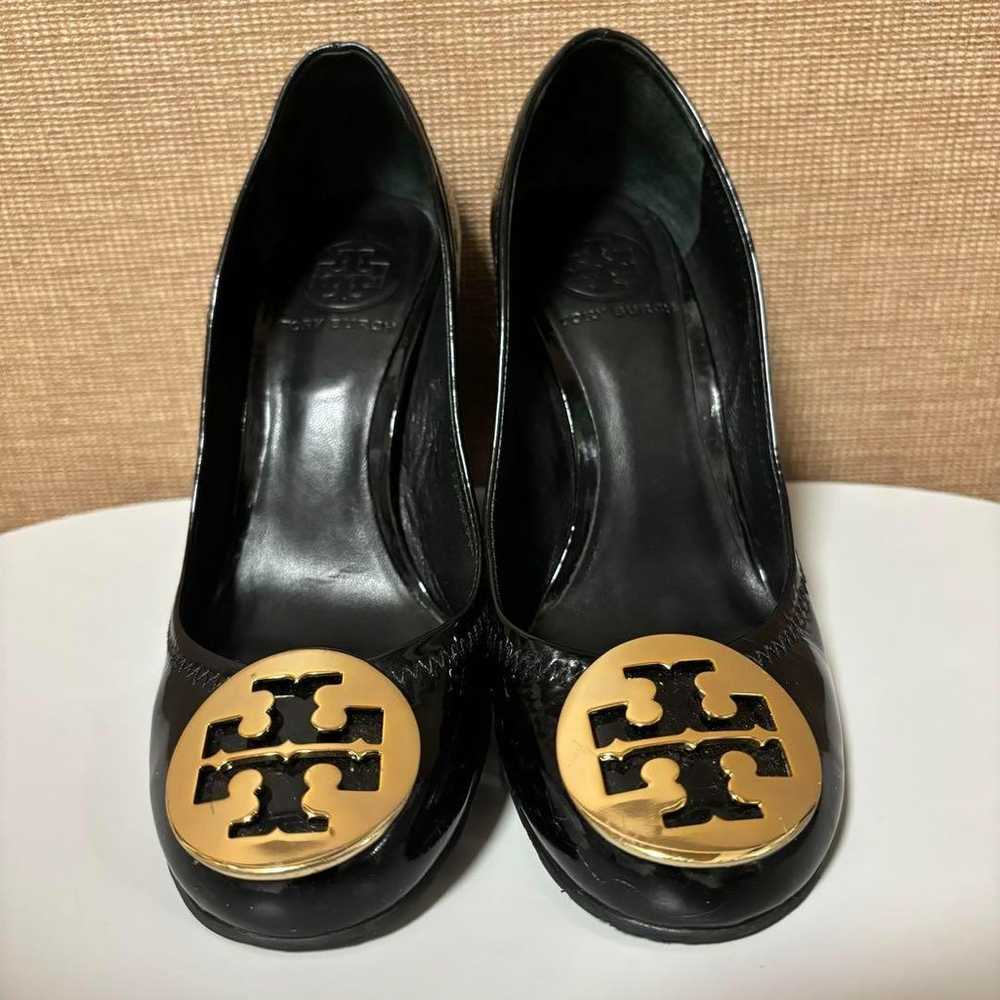 Tory Burch enamel pumps with a 9cm heel. - image 2