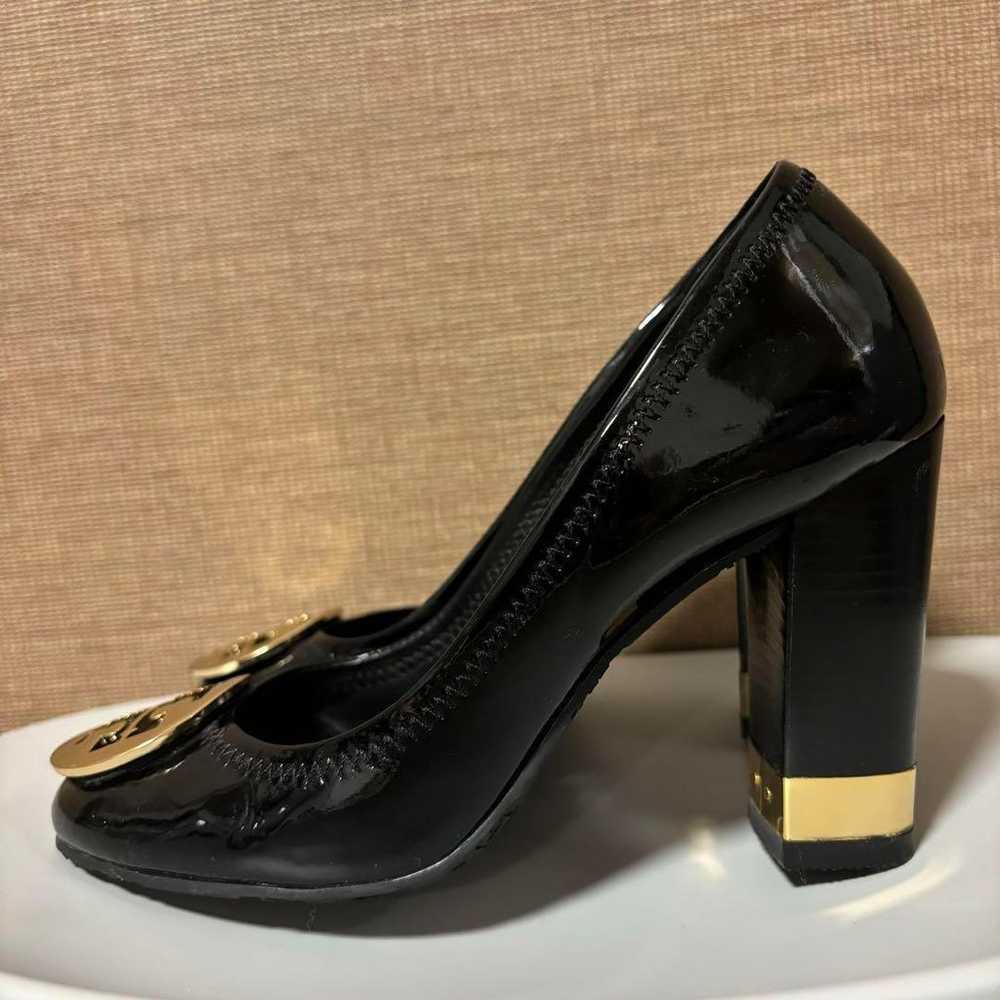 Tory Burch enamel pumps with a 9cm heel. - image 3