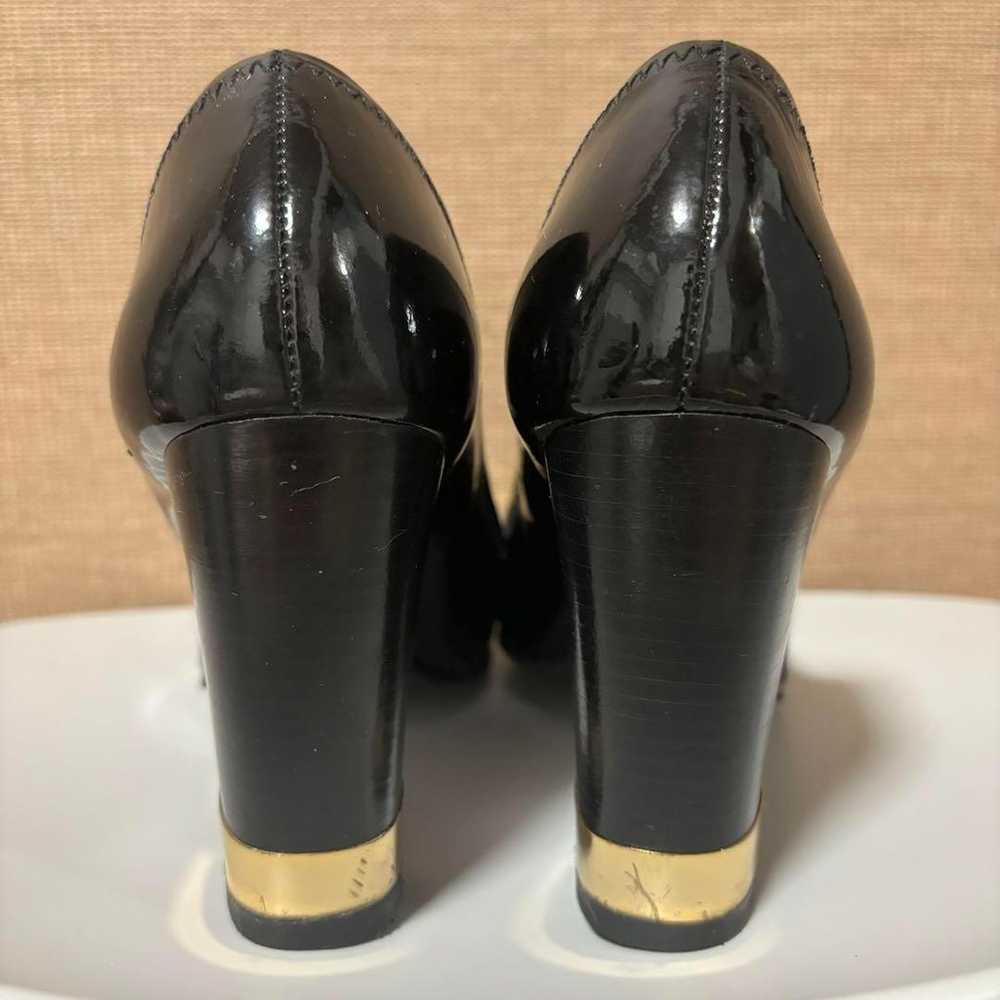 Tory Burch enamel pumps with a 9cm heel. - image 4