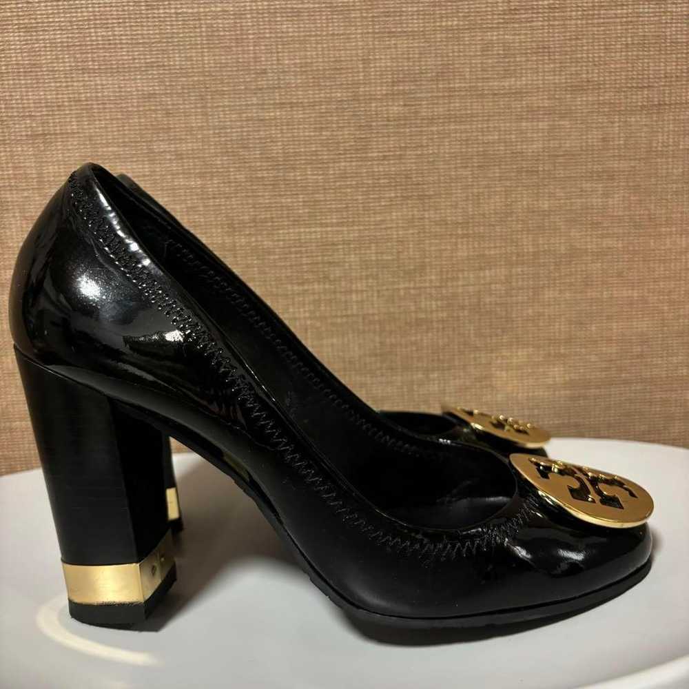 Tory Burch enamel pumps with a 9cm heel. - image 5