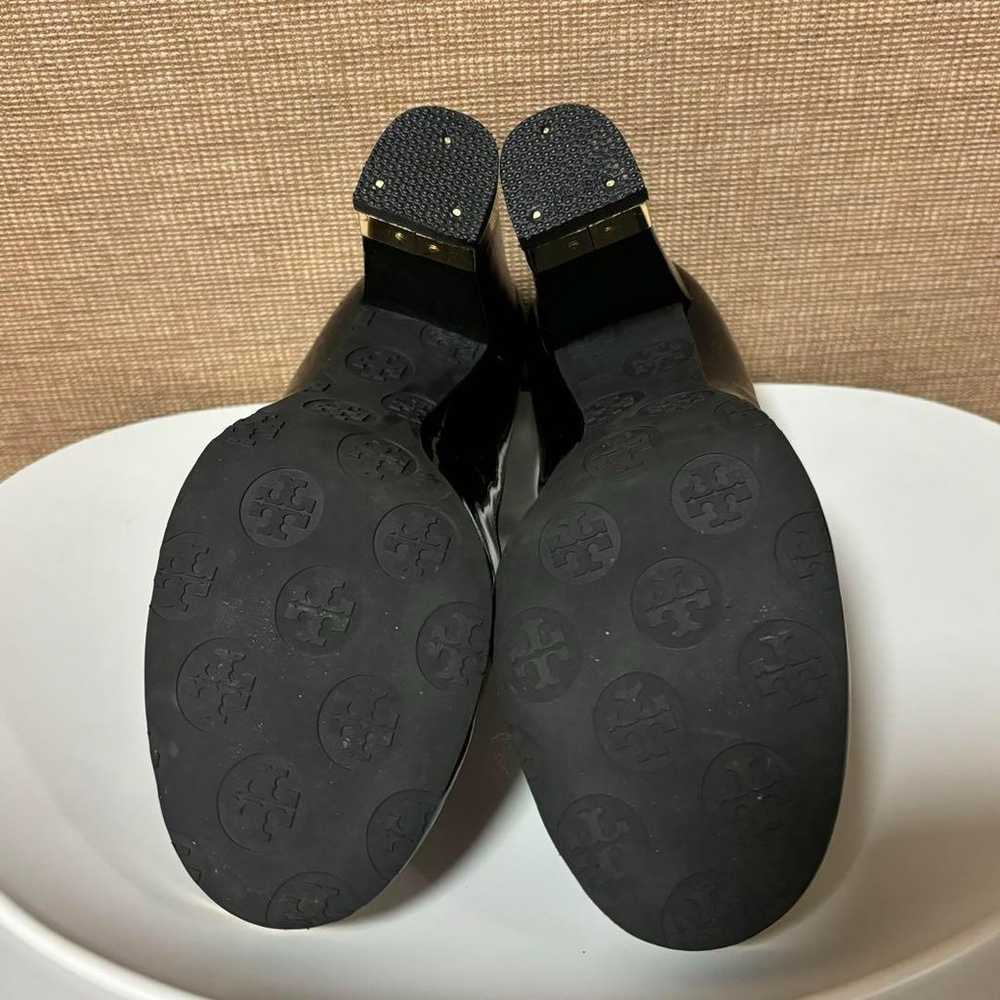 Tory Burch enamel pumps with a 9cm heel. - image 7