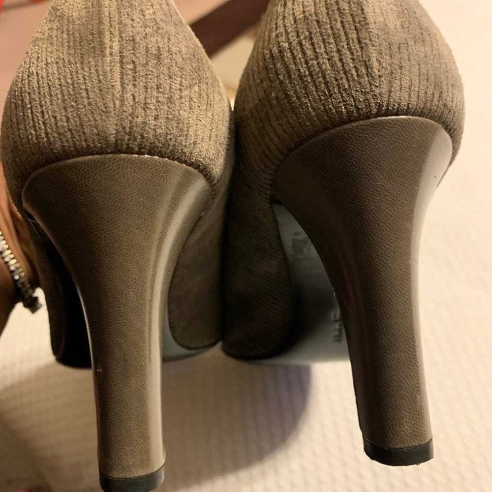 Salvatore Ferragamo grey suede pumps - image 5