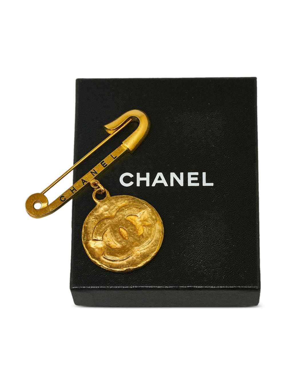 CHANEL Pre-Owned CC-logo medallion brooch - Gold - image 4