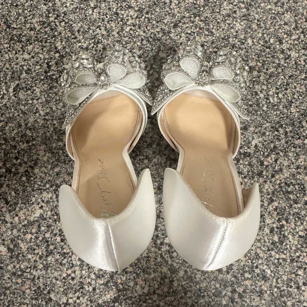 Betsy Johnson white wedding pumps with rhinestone… - image 11