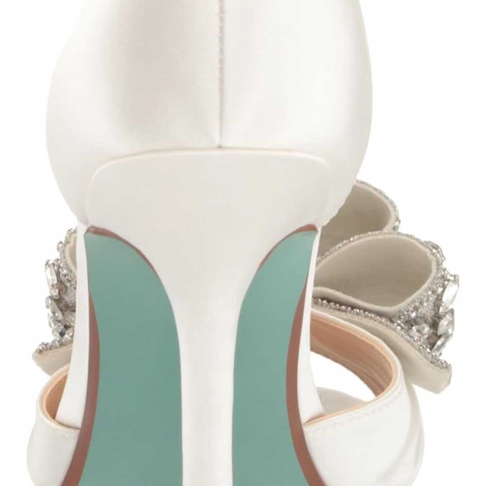 Betsy Johnson white wedding pumps with rhinestone… - image 3