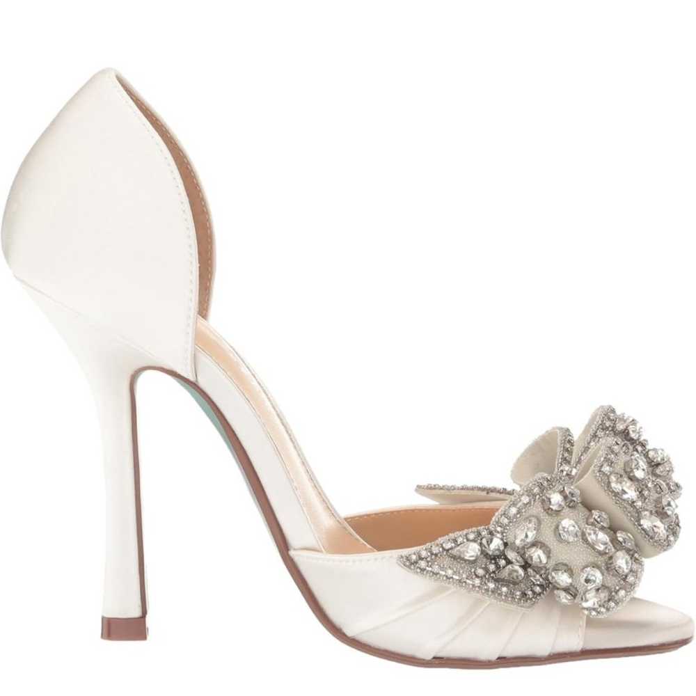 Betsy Johnson white wedding pumps with rhinestone… - image 6