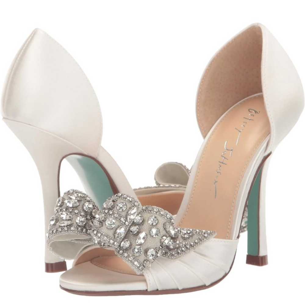 Betsy Johnson white wedding pumps with rhinestone… - image 7