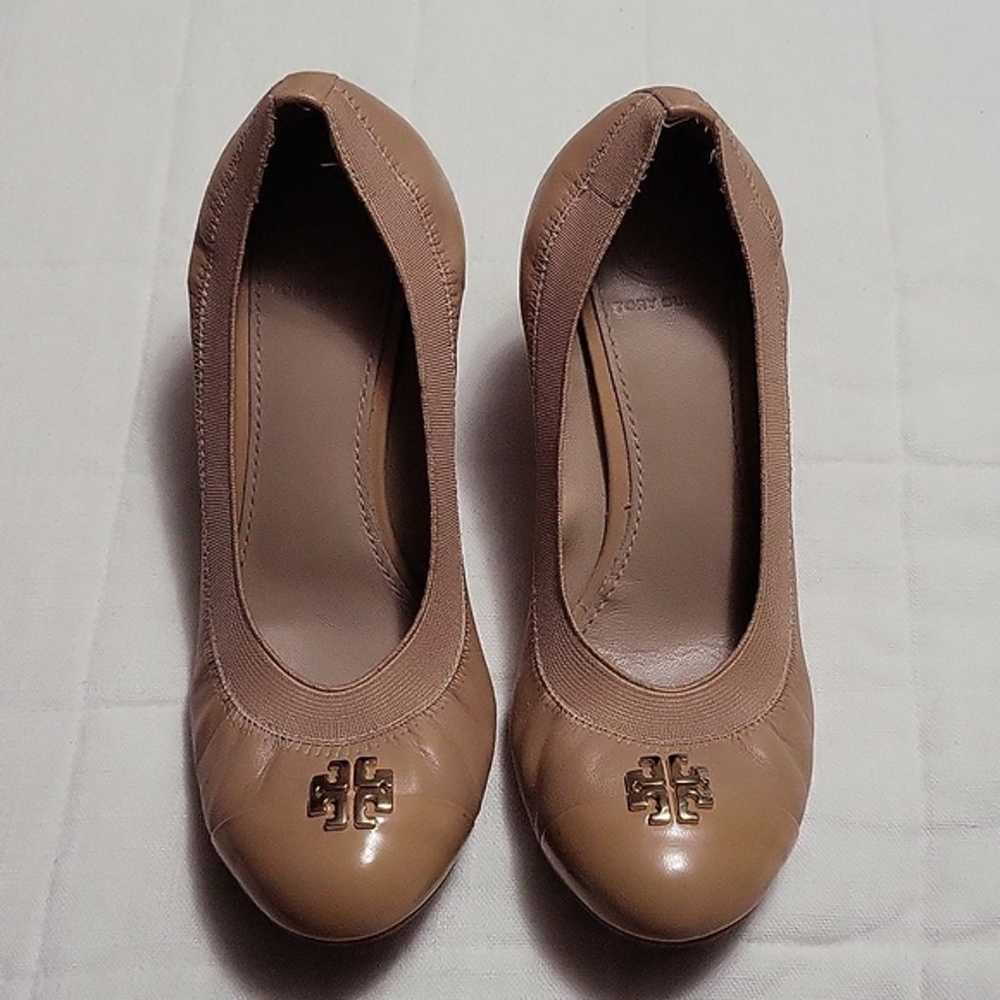 Tory Burch Logo 65mm Jolie Cap Toe Nude Tan Wedge… - image 4