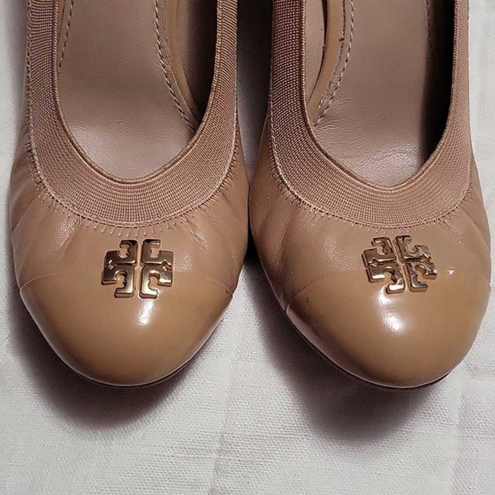 Tory Burch Logo 65mm Jolie Cap Toe Nude Tan Wedge… - image 6