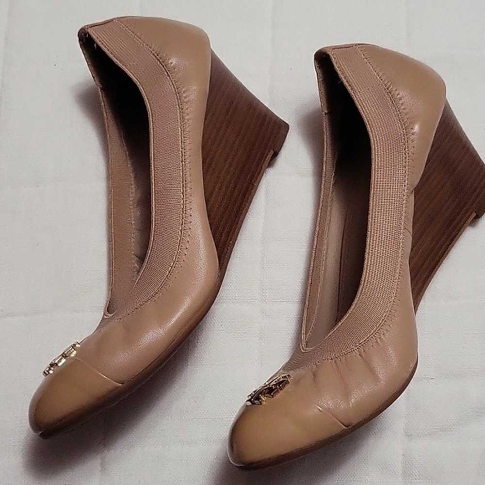 Tory Burch Logo 65mm Jolie Cap Toe Nude Tan Wedge… - image 7