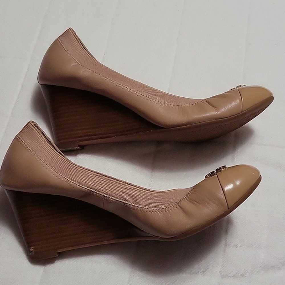 Tory Burch Logo 65mm Jolie Cap Toe Nude Tan Wedge… - image 8