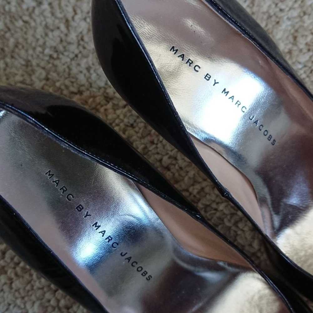 Marc by Marc Jacobs patent open toe pump metallic… - image 8