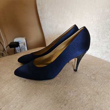 Gucci heels size 38 and authentic - image 1