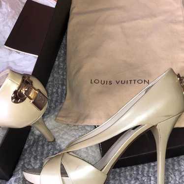 Louis Vuitton pearly heels locks gold