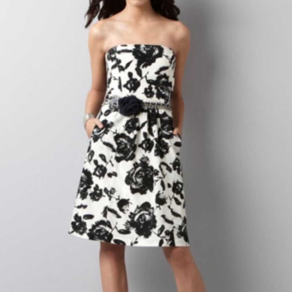 LOFT Size 8 Black White Floral Strapless Fit & Fl… - image 1