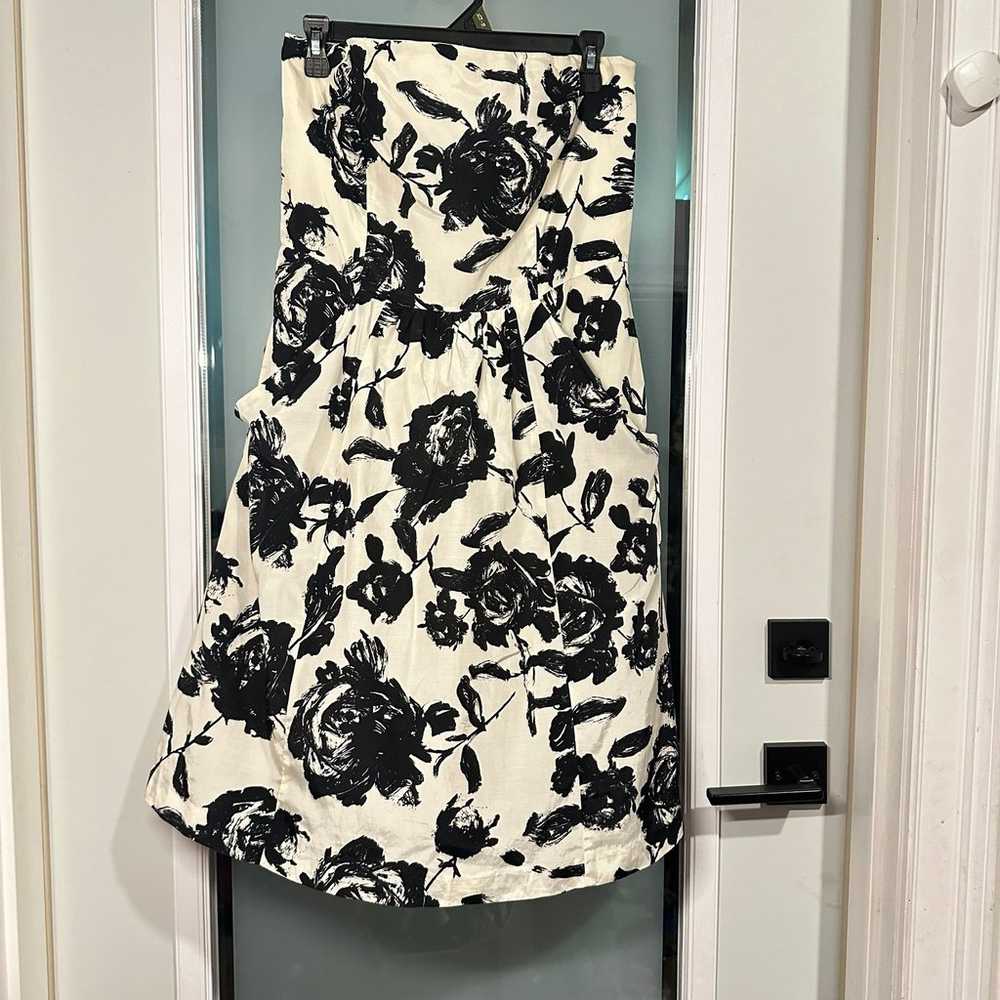 LOFT Size 8 Black White Floral Strapless Fit & Fl… - image 2