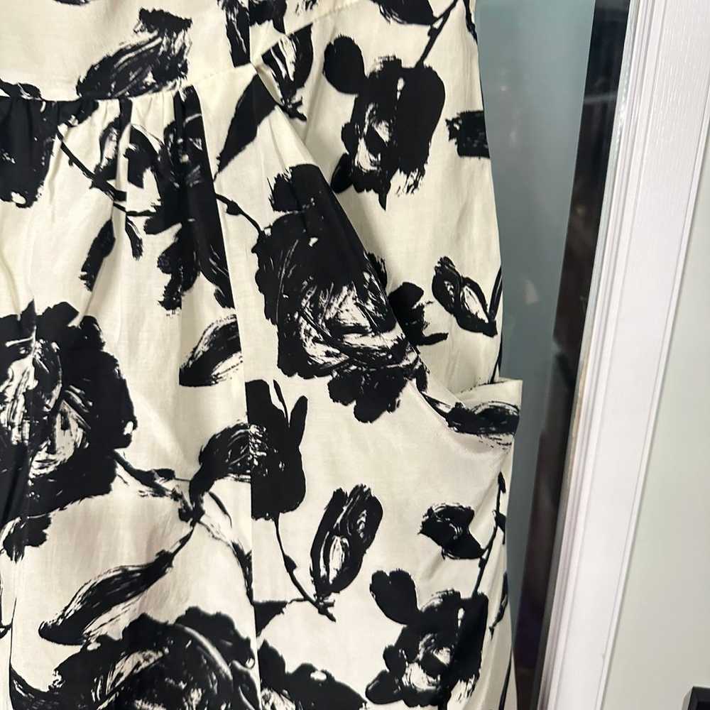 LOFT Size 8 Black White Floral Strapless Fit & Fl… - image 3