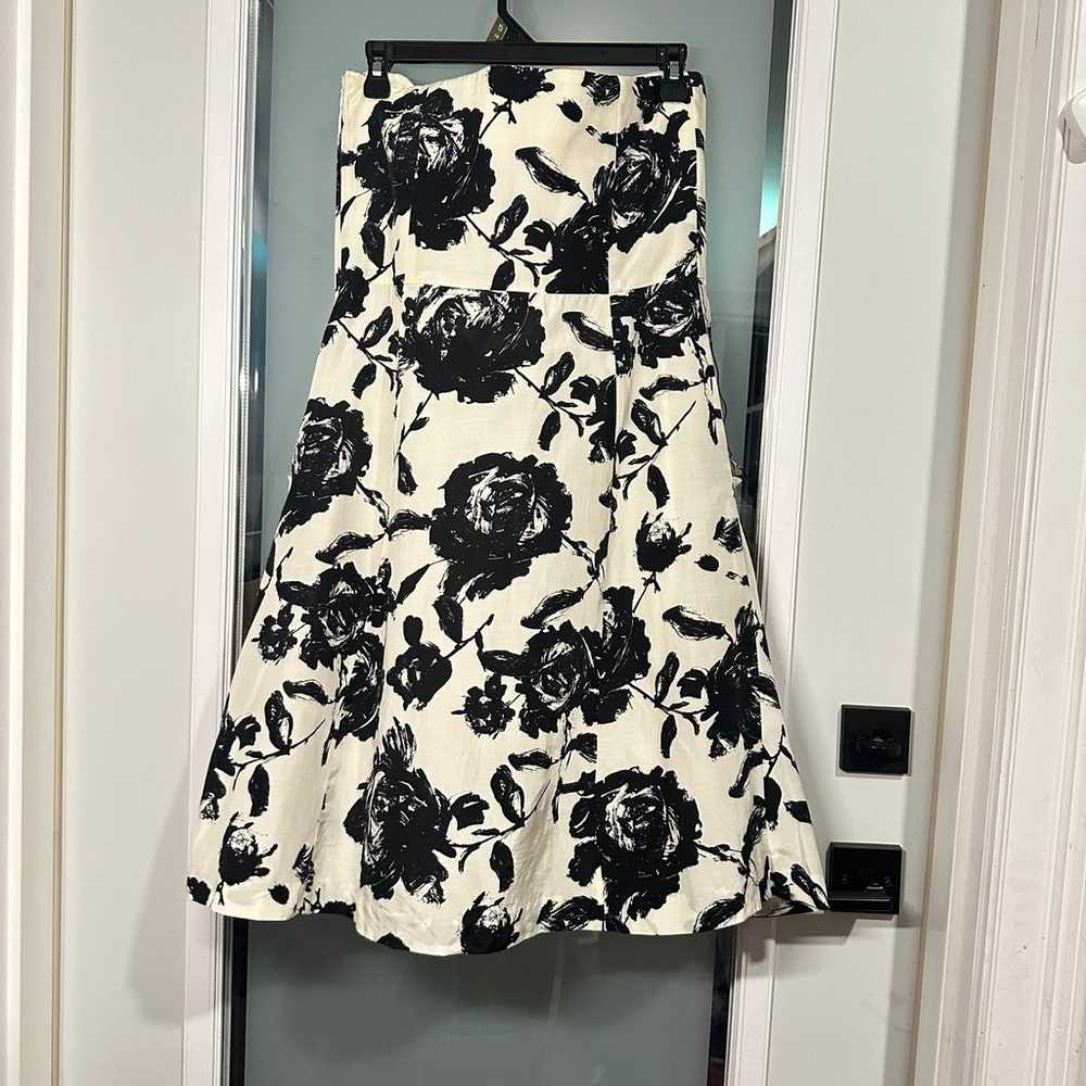 LOFT Size 8 Black White Floral Strapless Fit & Fl… - image 4