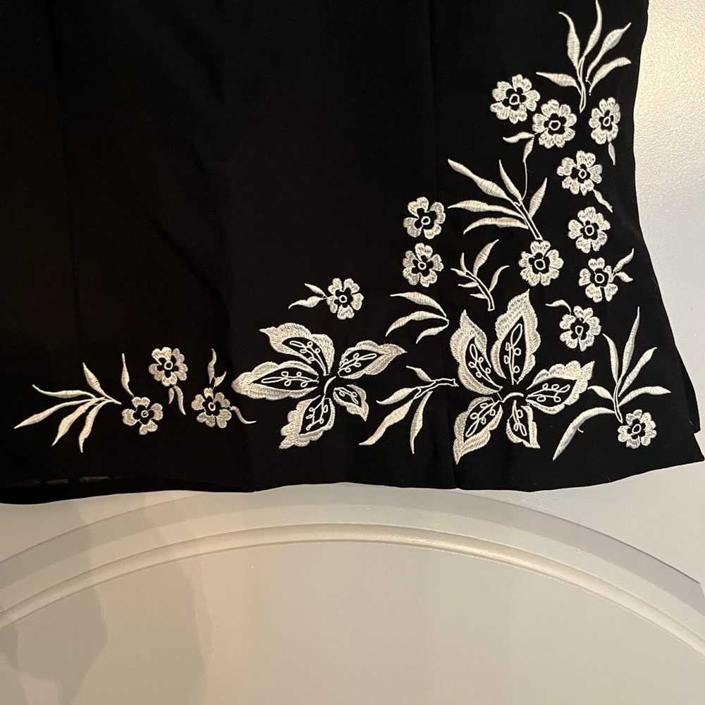 Vintage black and white Asian inspired floral emb… - image 2