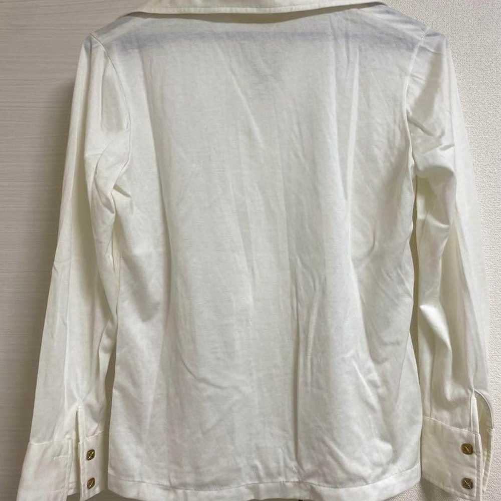 Long-sleeve shirt with gold buttons. - image 2