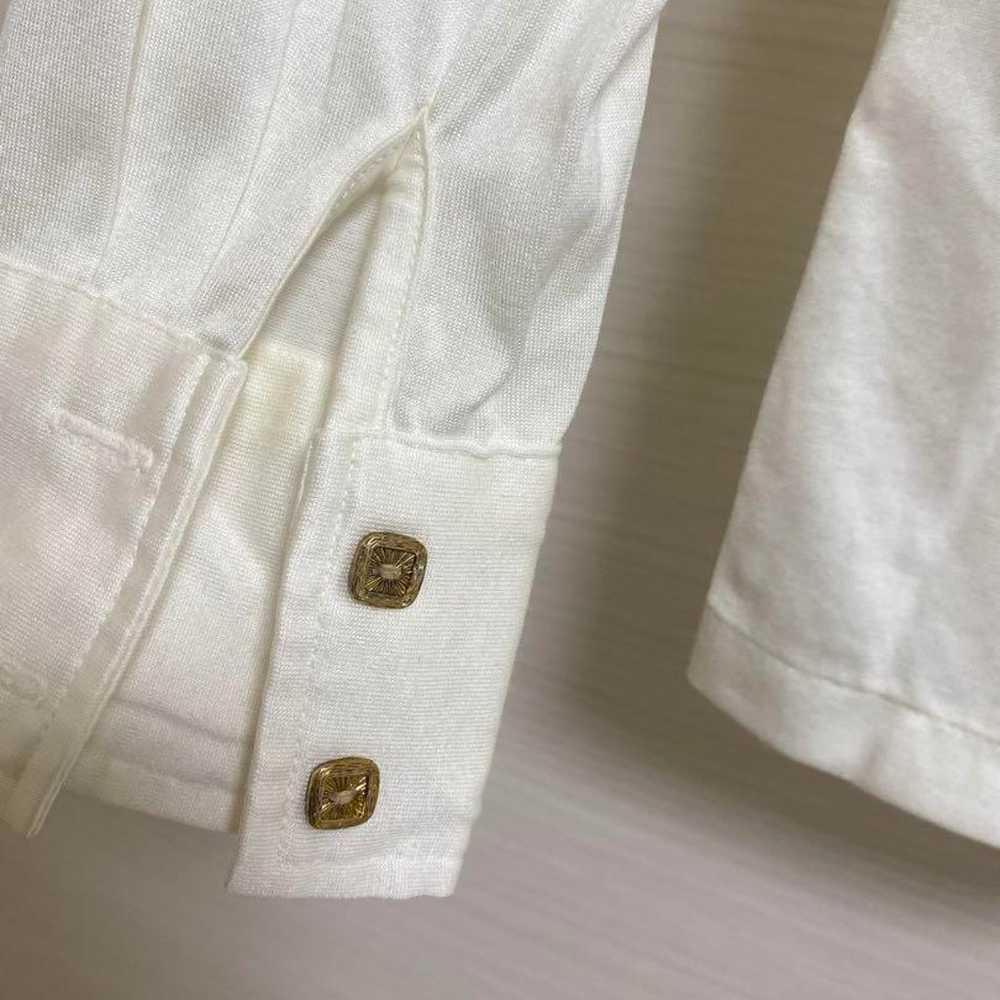 Long-sleeve shirt with gold buttons. - image 6