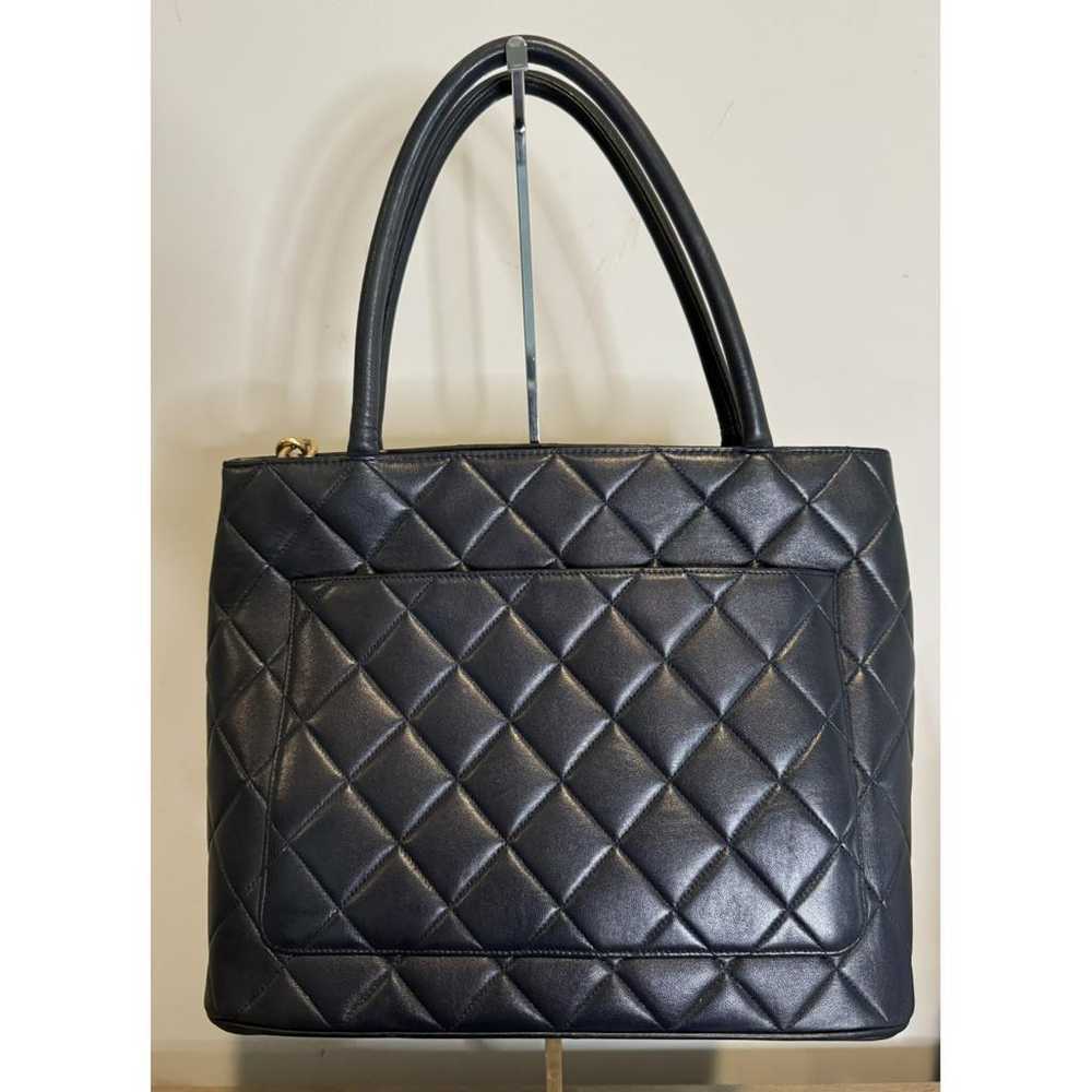 Chanel Médaillon leather tote - image 8