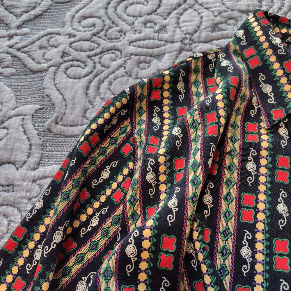 Patterned shirt blouse with floral retro design. - image 3