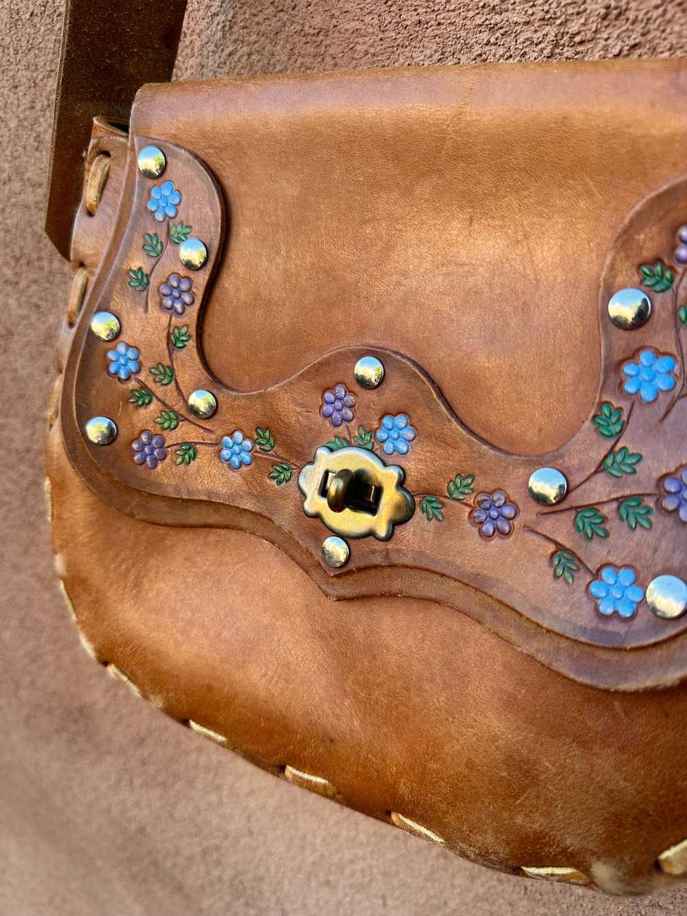 1970's Floral Tooled Brown Leather Saddle Purse - image 2