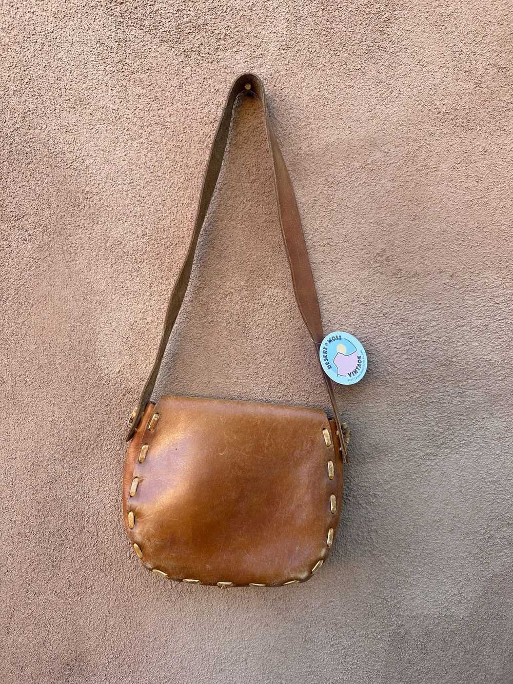 1970's Floral Tooled Brown Leather Saddle Purse - image 3