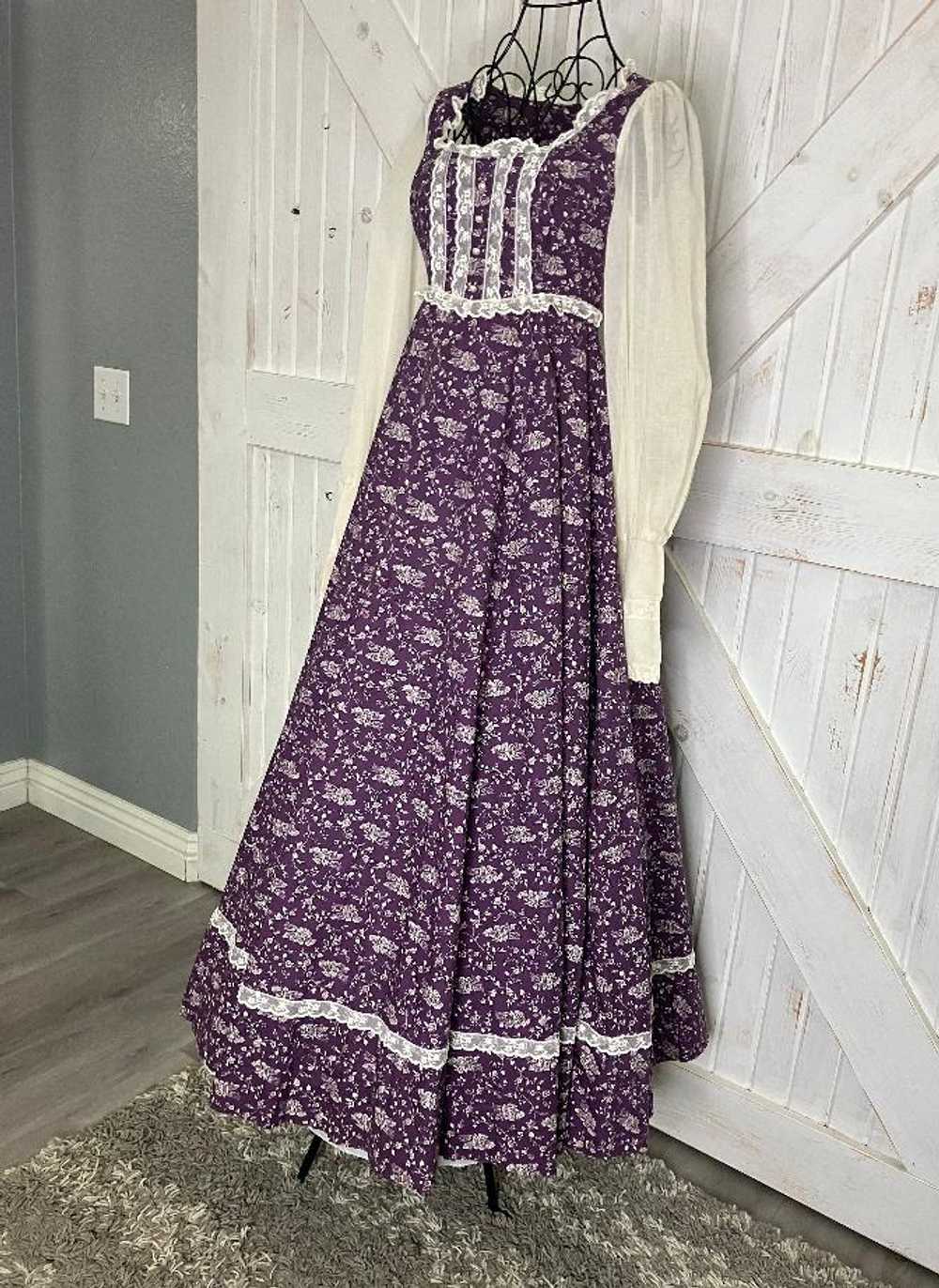 70's Vintage Gunne Sax Purple White Blue Floral V… - image 6