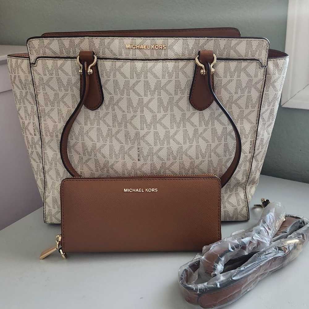 MICHAEL KORS  Large Signature Vanilla/Brown Tote - image 1