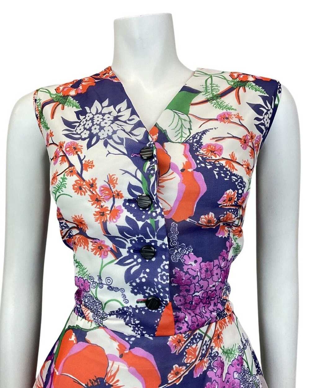 VINTAGE 60s 70s PURPLE GREEN RED FLORAL SLEEVELES… - image 3