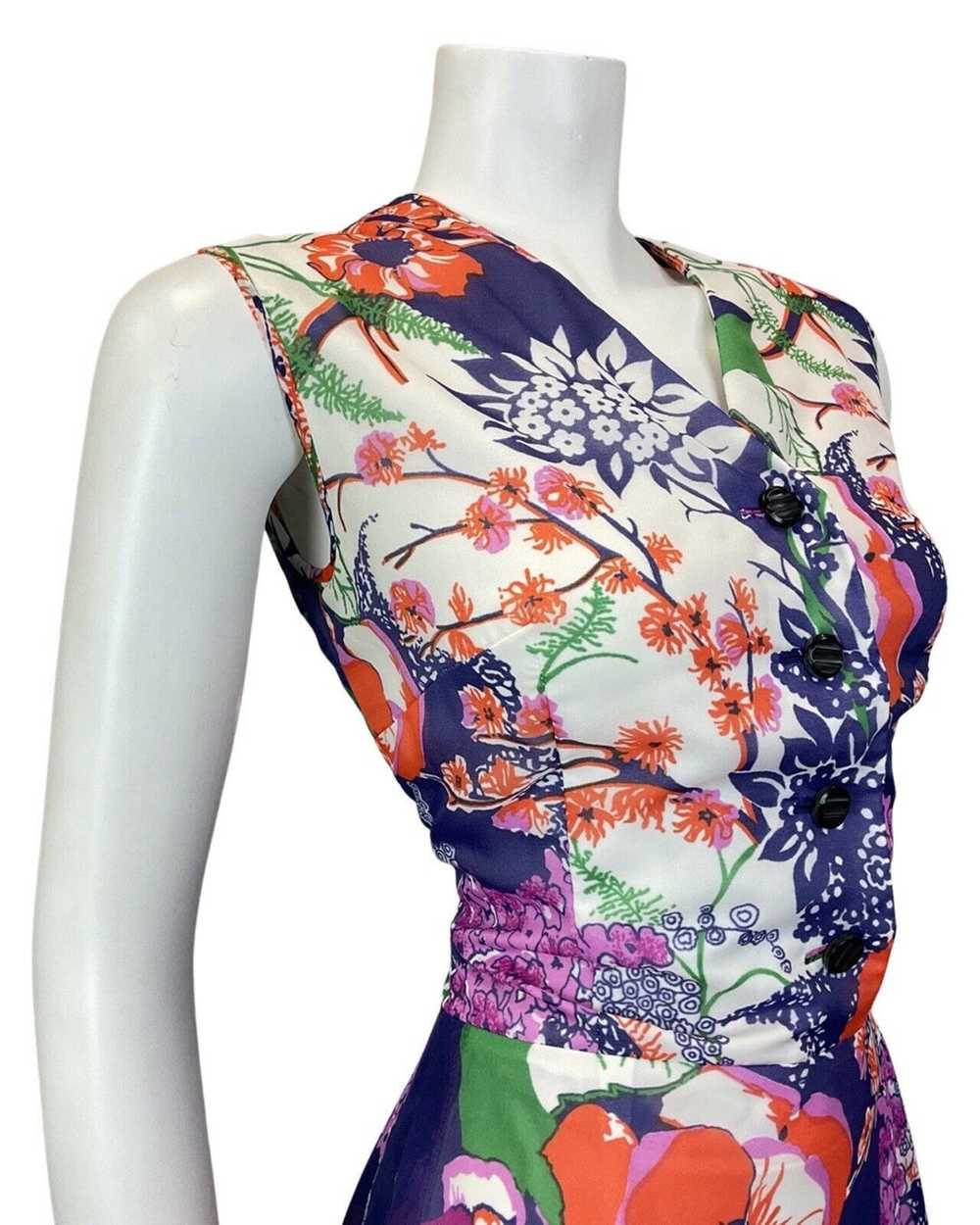 VINTAGE 60s 70s PURPLE GREEN RED FLORAL SLEEVELES… - image 4