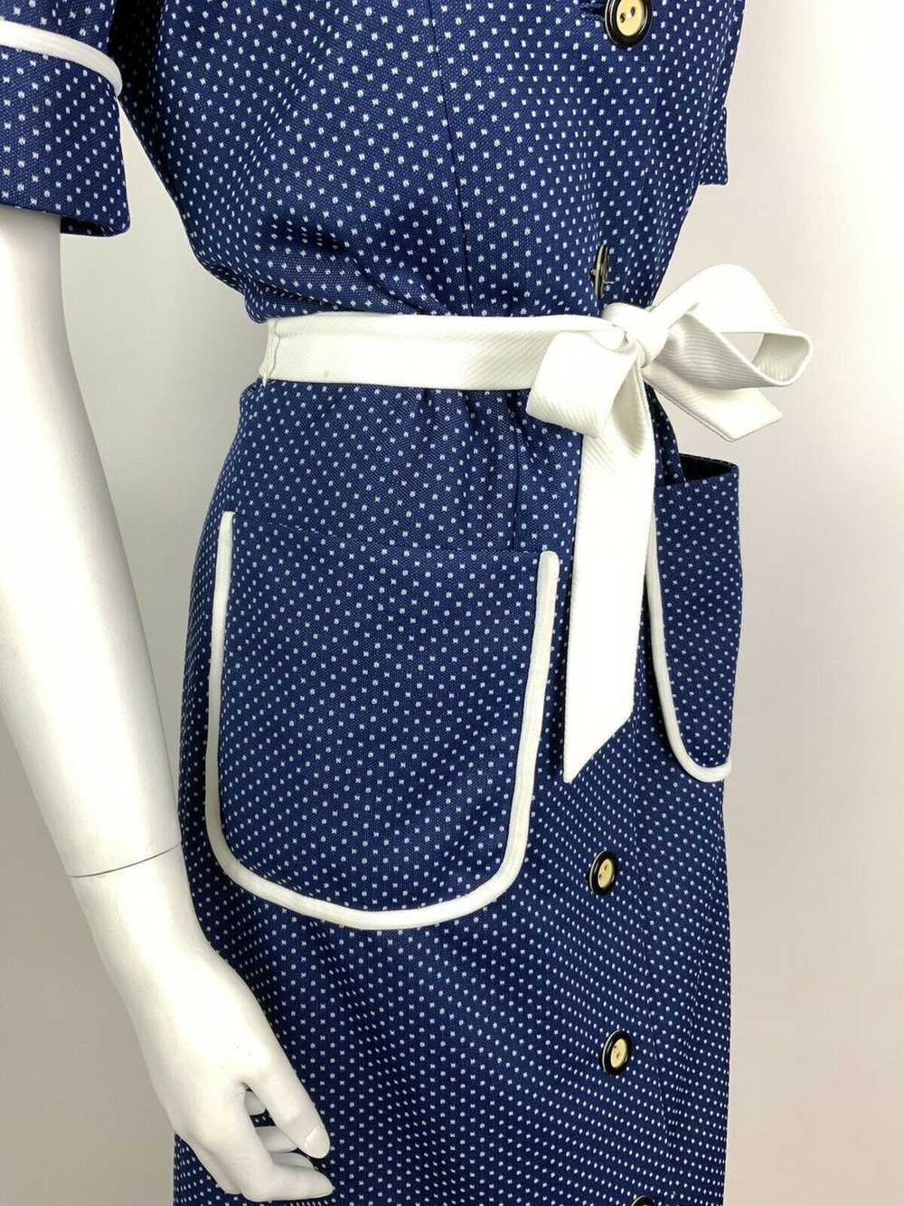 VINTAGE 60s 70s NAVY BLUE WHITE POLKA DOT BELTED … - image 4