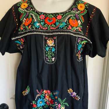 Embroidered dress/Mexico