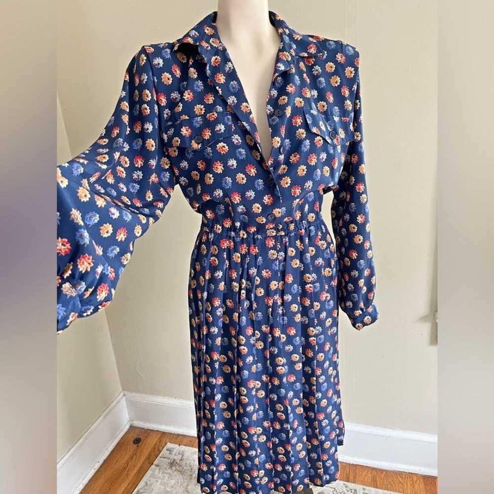 VINTAGE Leslie Fay 1970’s blue floral 1/2 button … - image 3