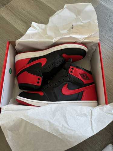 Jordan Brand × Nike WMNS Air Jordan 1 Bred Satin s