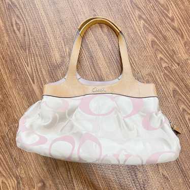 Coach shoulder bag in pink.