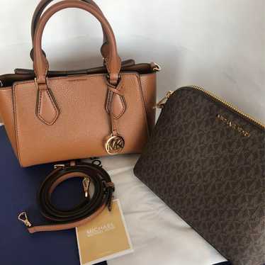 Excellent condition; Michael Kors Dahlia 2IN1 Sat… - image 1