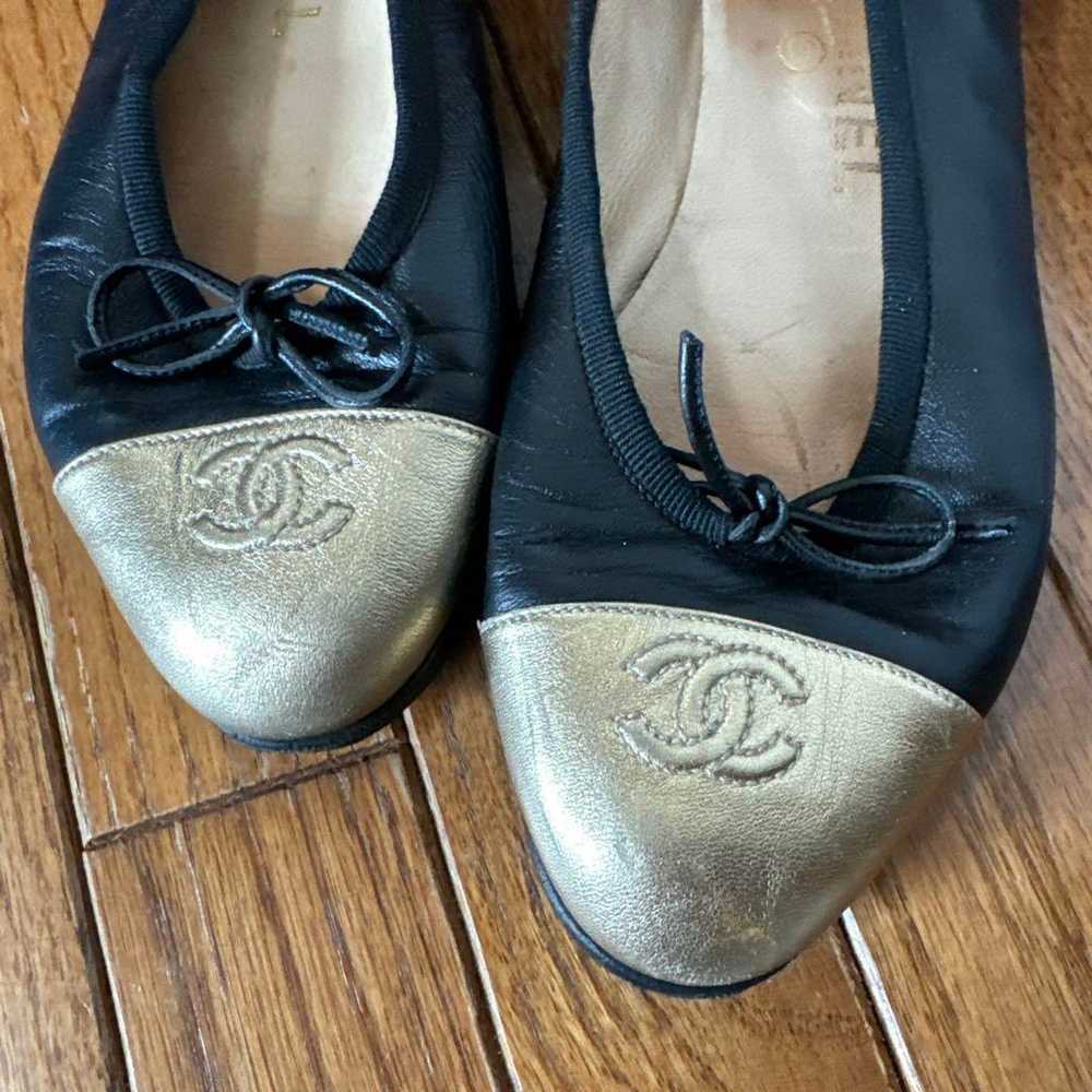 Chanel flat shoes in gold and black. - image 2